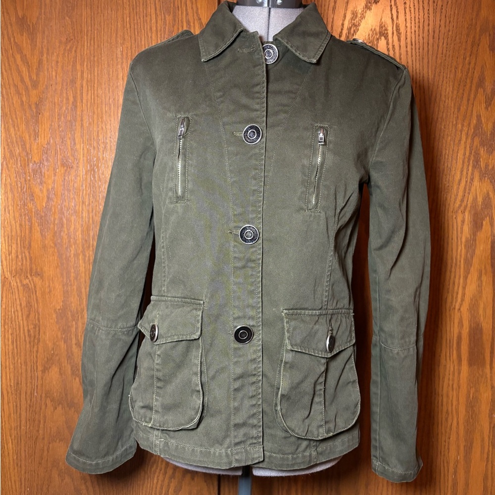 Army Green Utility Jacket with Military Style and Structured Fit - Medium.